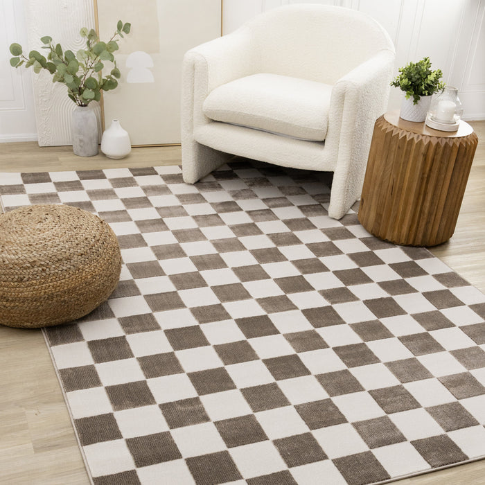 Carpette géométrique Leopold brune et blanche à motif de carreaux - 2 pi 7 po x 4 pi 11 po