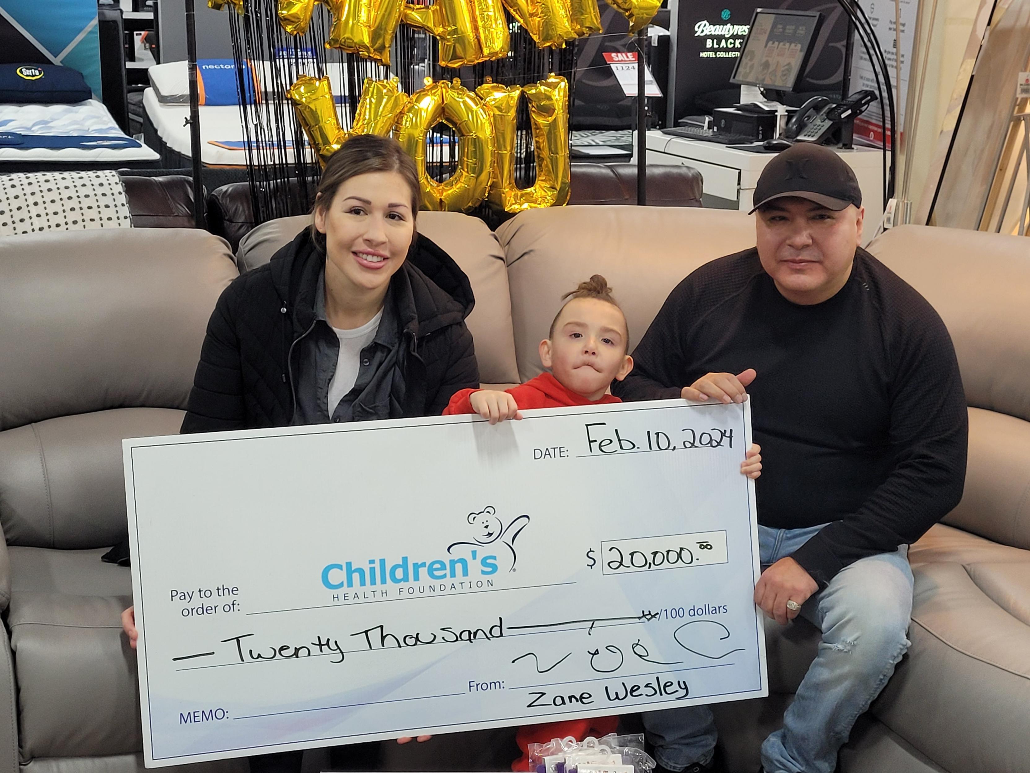 Présentation d'un don au Réseau Enfants-Santé au magasin Brick d'Owen Sound