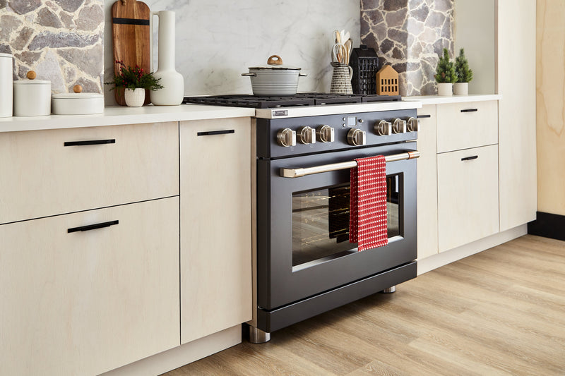Cuisinière intelligente à gaz Café de 6,2 pi³ avec convection européenne véritable et grilles autonettoyantes - noir mat - CGY366P3TD1