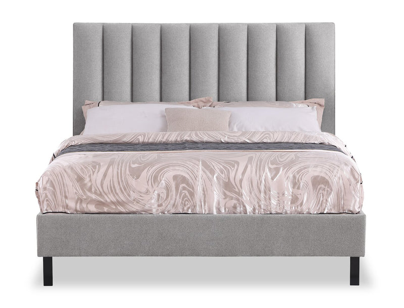 Lit plateforme Amos rembourré en tissu gris avec tête de lit à canaux - format grand lit