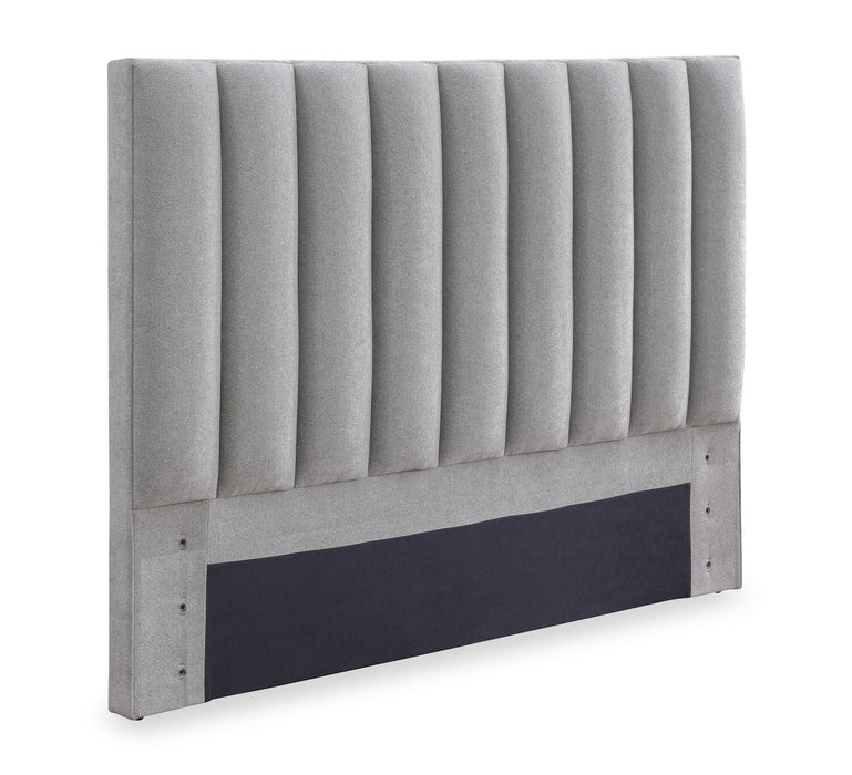 Lit plateforme Amos rembourré en tissu gris avec tête de lit à canaux - format très grand lit