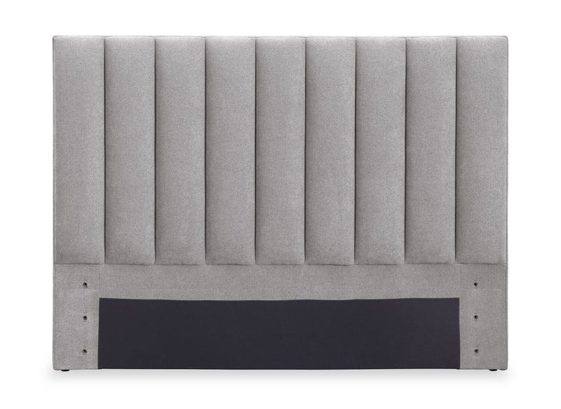Lit plateforme Amos rembourré en tissu gris avec tête de lit à canaux - format très grand lit