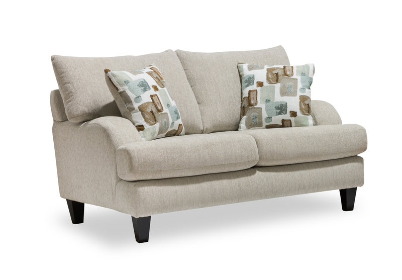Causeuse Nofia de 58 po fabriquée au Canada en tissu de chenille avec 2 coussins décoratifs et pattes en bois - beige lin