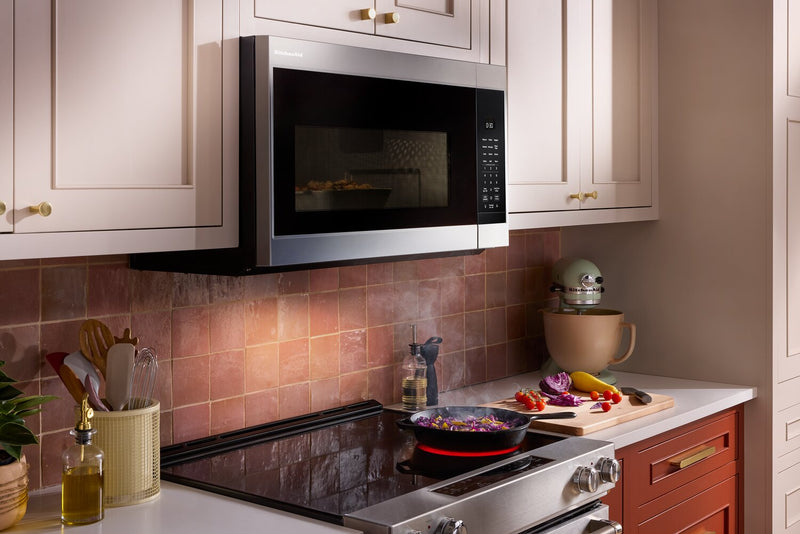 Four à micro-ondes à hotte intégrée KitchenAid de 1,9 pi³ avec 7 fonctions par capteur - acier inoxydable - YKMMS130RPS