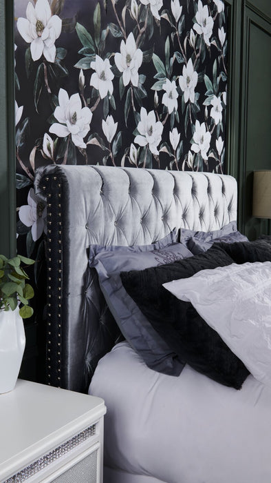Lit rembourré Candace en tissu de velours gris avec capitonnage à boutons - format grand lit