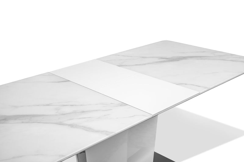 Table de salle à manger Naya de 63 po à 78,75 po (L) avec papillon se rangeant sous la table, en métal, en verre en imitation de marbre - blanche