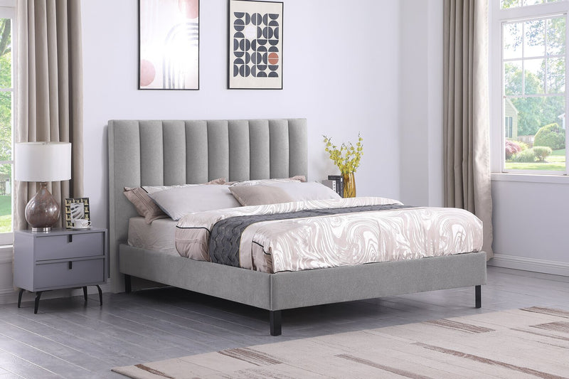 Lit plateforme Amos rembourré en tissu gris avec tête de lit à canaux - format très grand lit