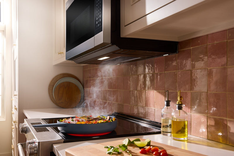 Four à micro-ondes à hotte intégrée KitchenAid de 1,9 pi³ avec 7 fonctions par capteur - acier inoxydable - YKMMS130RPS