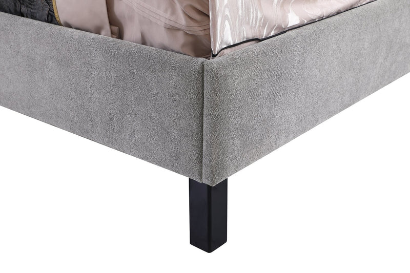 Lit plateforme Amos rembourré en tissu gris avec tête de lit à canaux - format grand lit