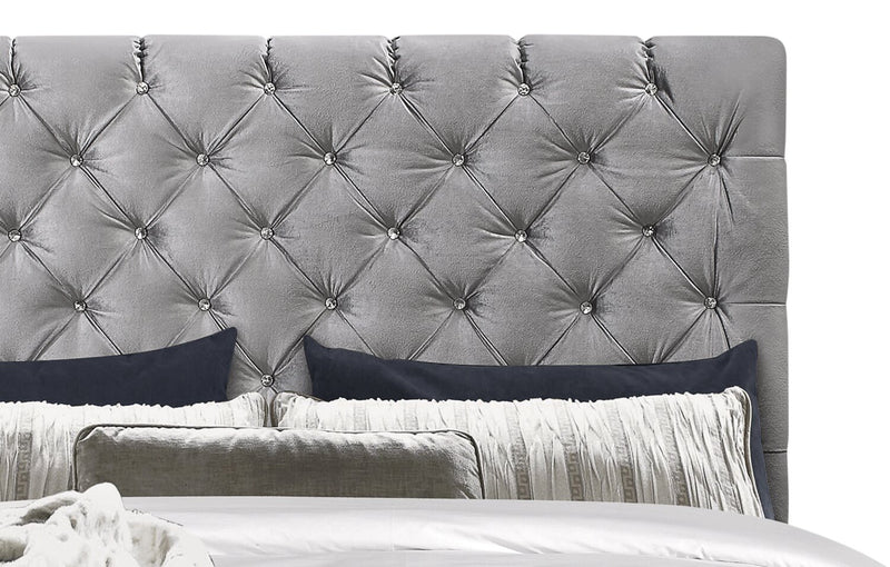 Lit rembourré Candace en tissu de velours gris avec capitonnage à boutons - format grand lit