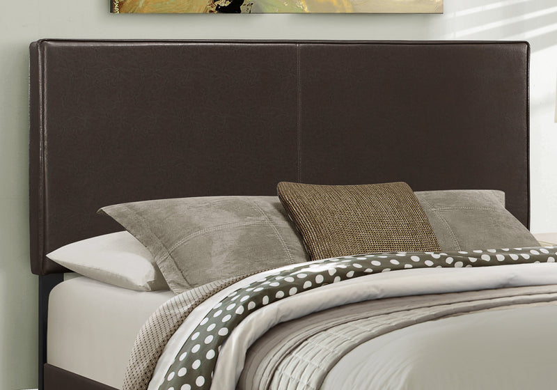 Grand lit d’apparence cuir brun foncé