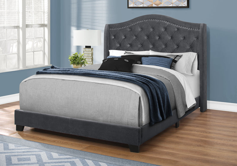 Grand lit en velours gris foncé avec bordure chromée