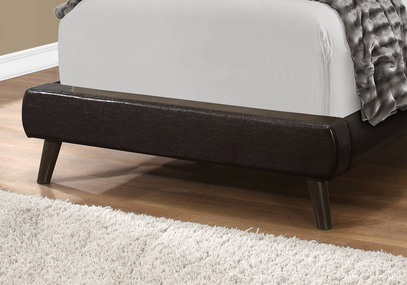 Lit simple d’apparence cuir brun avec pattes en bois