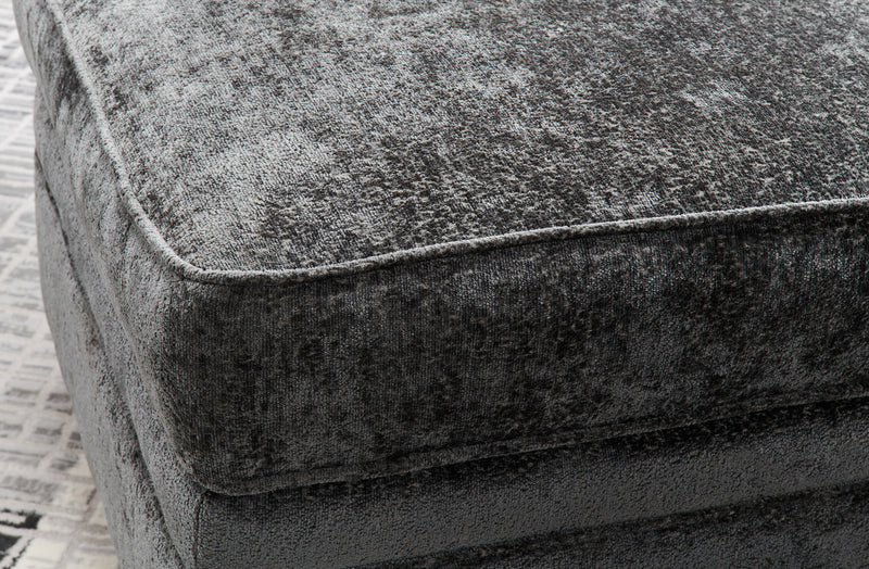 Pouf Bellmont de 26 po fabriqué au Canada en tissu de chenille avec pattes en bois - gris anthracite