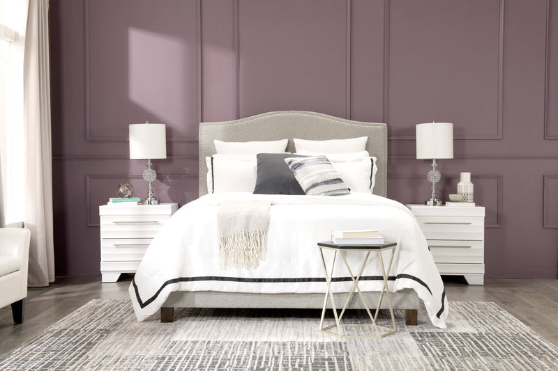Lit plateforme rembourré Cove en tissu gris avec clous décoratifs - format très grand lit