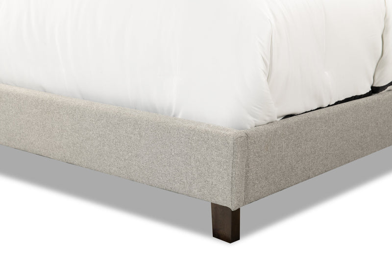 Lit plateforme rembourré Cove en tissu gris avec clous décoratifs - format très grand lit