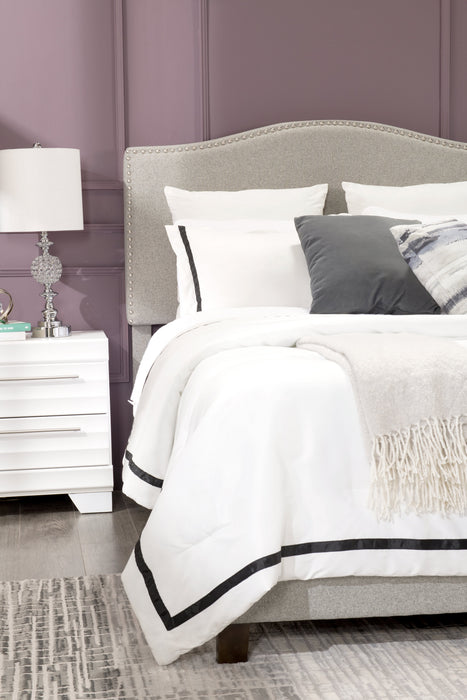 Lit plateforme rembourré Cove en tissu gris avec clous décoratifs - format très grand lit