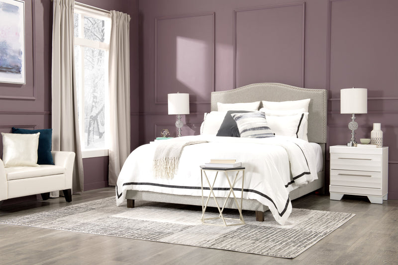 Lit plateforme rembourré Cove en tissu gris avec clous décoratifs - format très grand lit