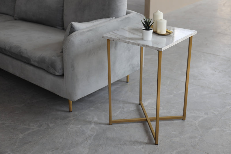 Table de fauteuil Mia de 15,75 po en imitation de marbre - blanche et dorée