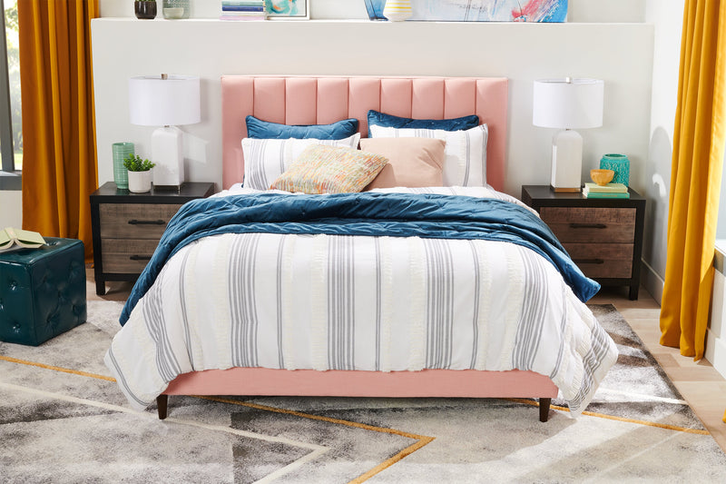 Lit plateforme rembourré Rain de Kort & Co. en tissu rose capitonné - format lit double