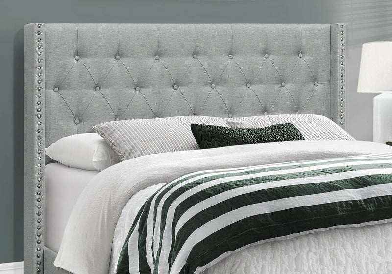 Lit rembourré à oreilles Portia en tissu gris avec clous décoratifs et capitonnage à boutons - format grand lit