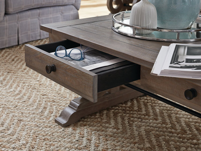 Table à café traditionnelle Tinley Park de 50 po avec rangement et tablette - pin gris-brun avec base à volutes