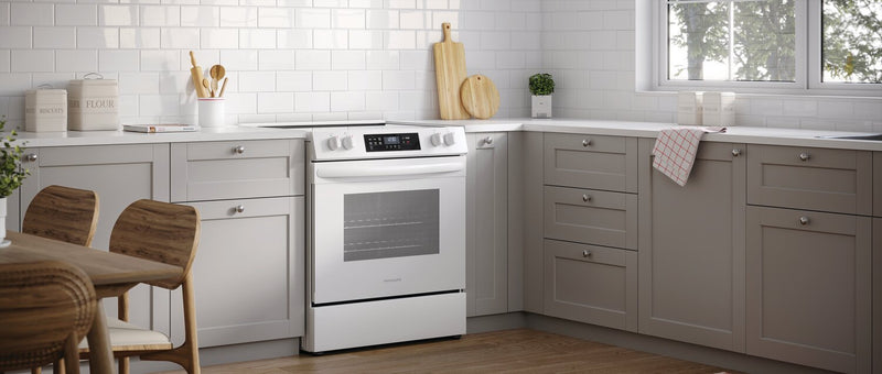 Cuisinière électrique Frigidaire de 5,3 pi³ avec élément EvenTempMC et surface de cuisson à 5 éléments - blanche - FCFE306CAW