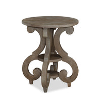 Table de bout ronde traditionnelle Tinley Park de 22 po avec tablette - pin gris-brun avec base à volutes