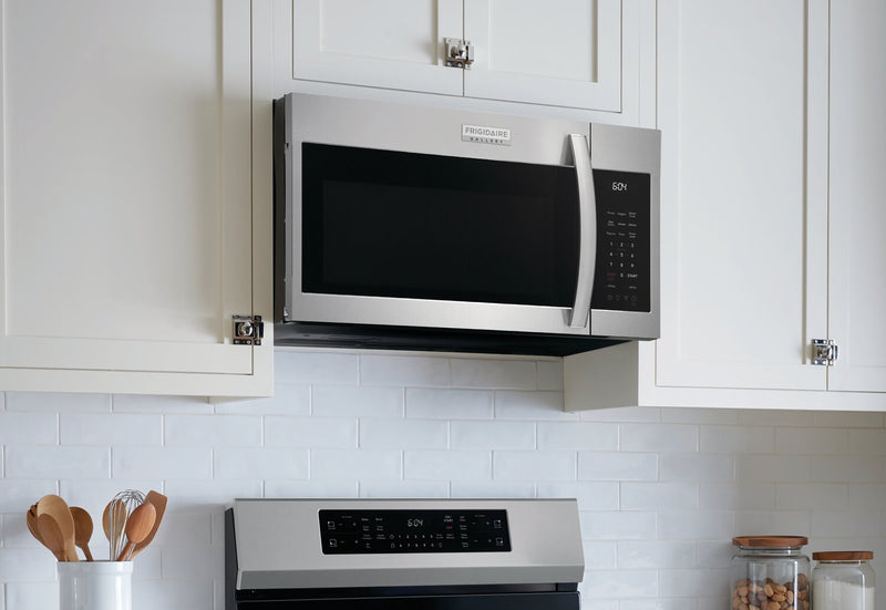 Four à micro-ondes à hotte intégrée Frigidaire Gallery de 1,9 pi³ avec cuisson par capteur et intérieur Effortless CleanMC - acier inoxydable Smudge-ProofMD - GMOS1962AF
