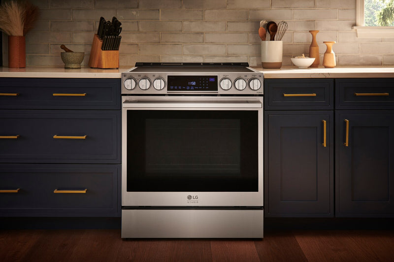 Cuisinière intelligente à induction LG Studio de 6,3 pi³ avec hublot InstaViewMD et friture à air - acier inoxydable Smudge-ProofMD - LSIS6338F