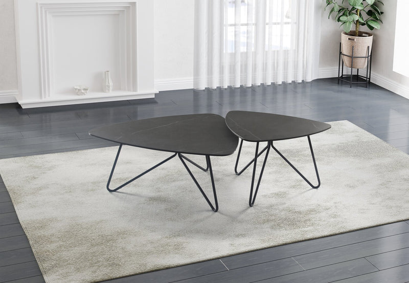 Table à café triangulaire moderne Hamilton de 37,99 po - dessus en imitation de marbre gris avec pattes en métal noir